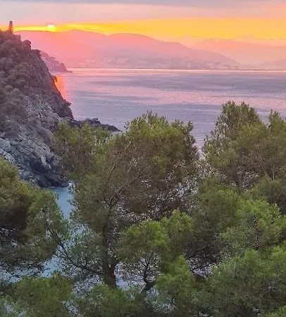 Villa Cokkinis Fronte Mare Con Ampio Giardino Varazze