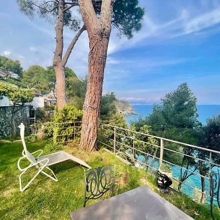 Villa Cokkinis Fronte Mare Con Ampio Giardino Varazze