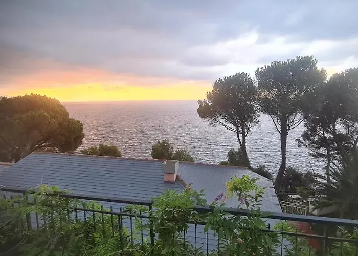 Villa Cokkinis Fronte Mare Con Ampio Giardino Varazze
