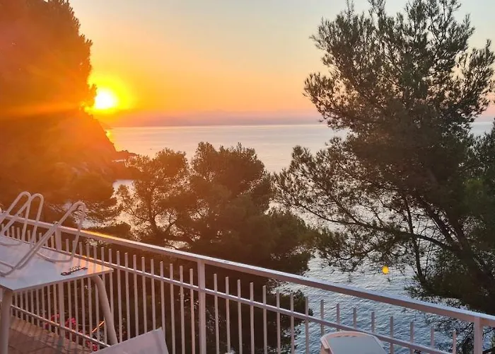 Cokkinis Fronte Mare Con Ampio Giardino
