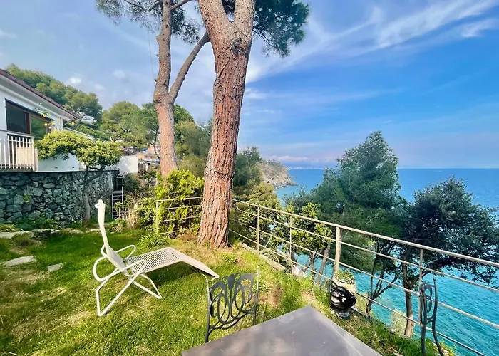 Villa Cokkinis Fronte Mare Con Ampio Giardino Varazze