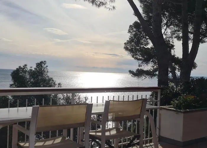 Cokkinis Fronte Mare Con Ampio Giardino Villa Varazze