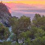 Villa Cokkinis Villa: Seaside Retreat With Ev Charging Varazze