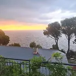Villa Cokkinis Fronte Mare Con Ampio Giardino Varazze