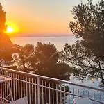 Cokkinis Fronte Mare Con Ampio Giardino