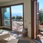 Cokkinis Fronte Mare Con Ampio Giardino Varazze