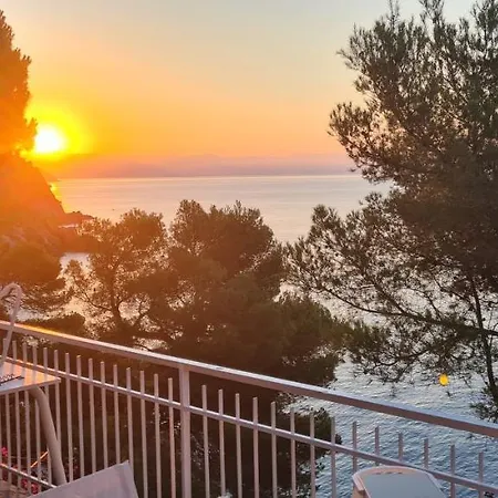 Cokkinis Fronte Mare Con Ampio Giardino