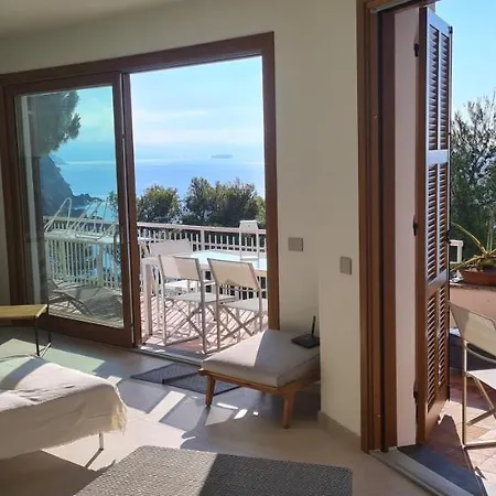 Cokkinis Fronte Mare Con Ampio Giardino Varazze