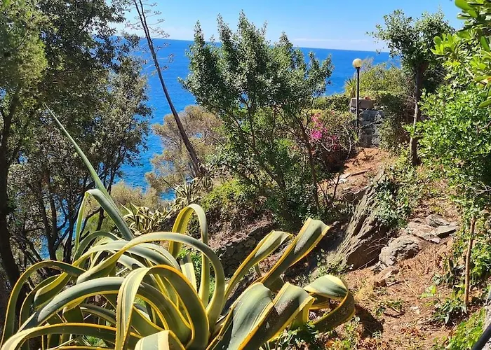 Cokkinis Fronte Mare Con Ampio Giardino
