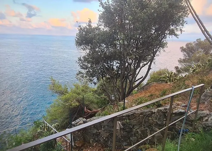 Cokkinis Villa Varazze