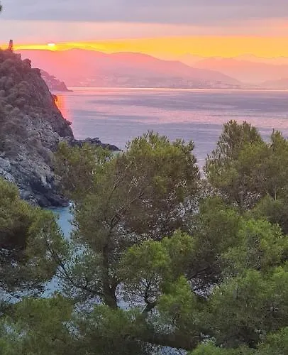Villa Cokkinis Fronte Mare Con Ampio Giardino Varazze