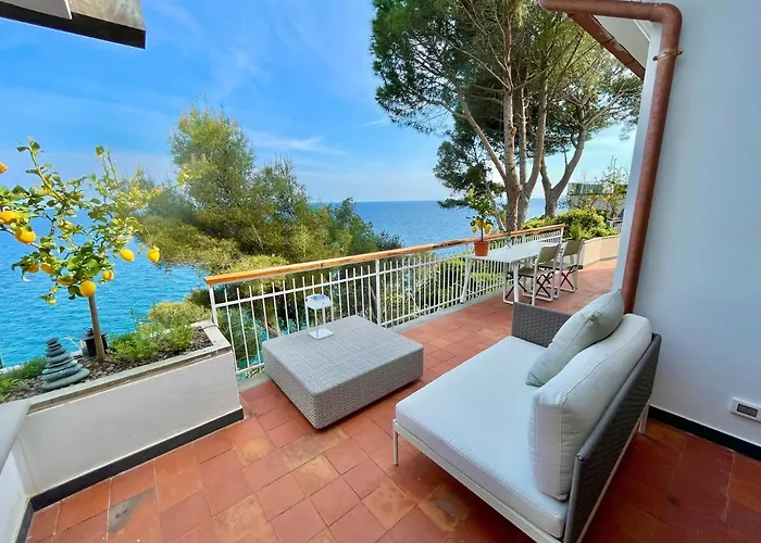 Cokkinis Fronte Mare Con Ampio Giardino Varazze