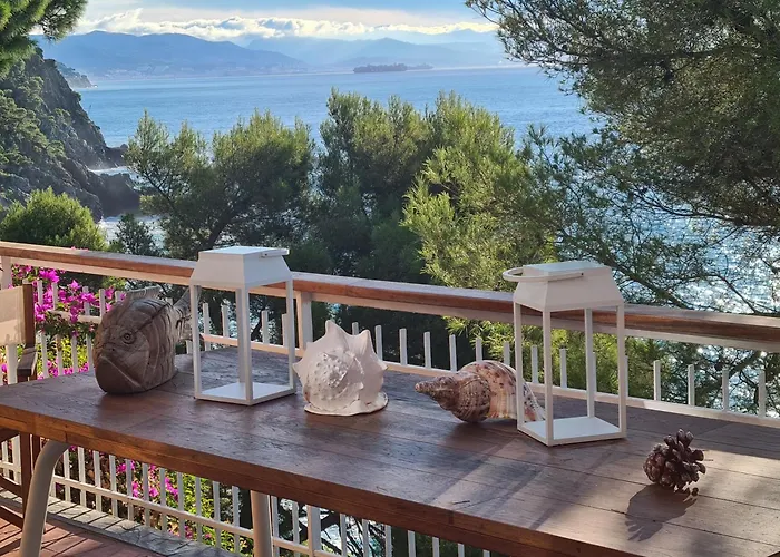 Cokkinis Fronte Mare Con Ampio Giardino * Varazze